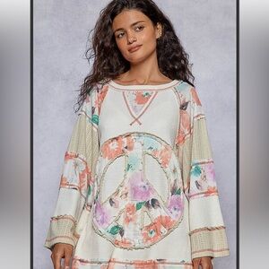 P668–(7/28 PRE ORDER) POL Cream and Floral Peace Sweater Tunic